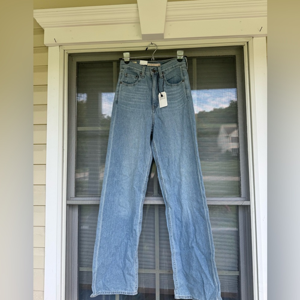 Levi’s high loose lightwash jeans size 24